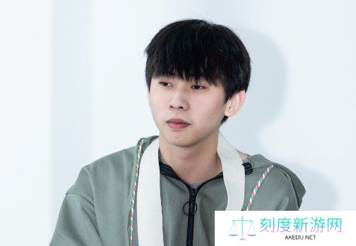 icon：前天Ale跟我打电话还说他们和HLE打训练赛有来有回呢！