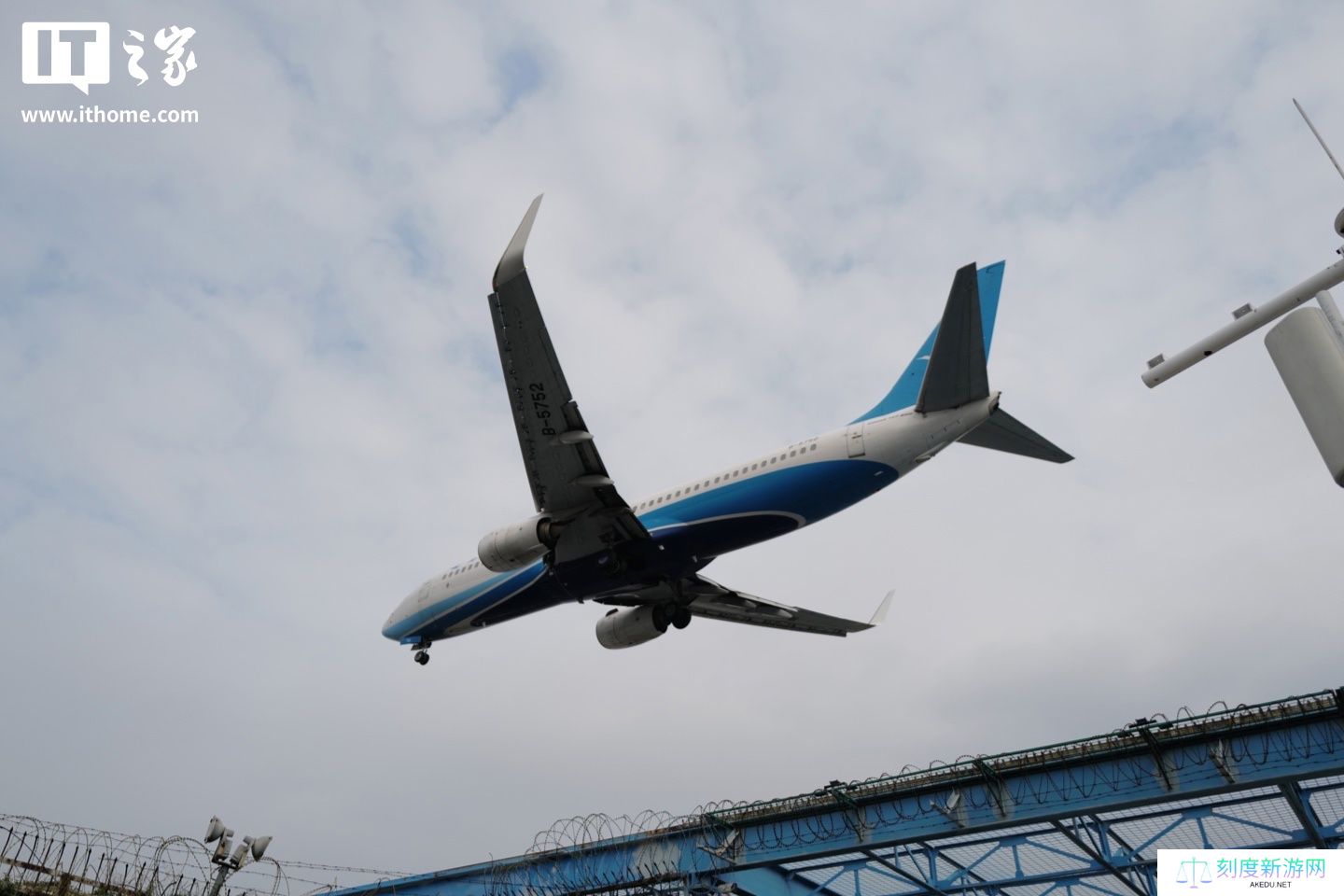 国内航线燃油附加费今起下调，800 公里以上飞机航段每人少收 20 元