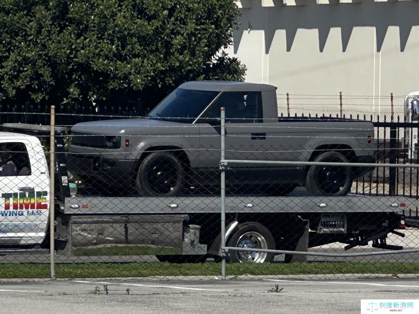 贝索斯打造性价比新车计划浮出水面，小型电动皮卡实车曝光