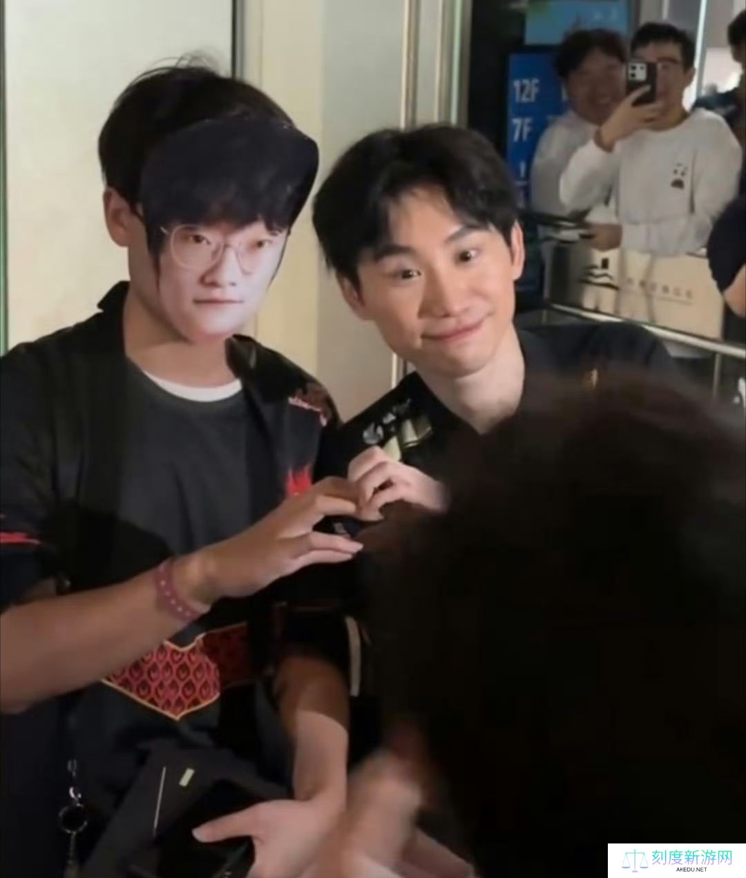 ????这节目效果谁学的来？Doinb与带着Tian面具的粉丝比心合影