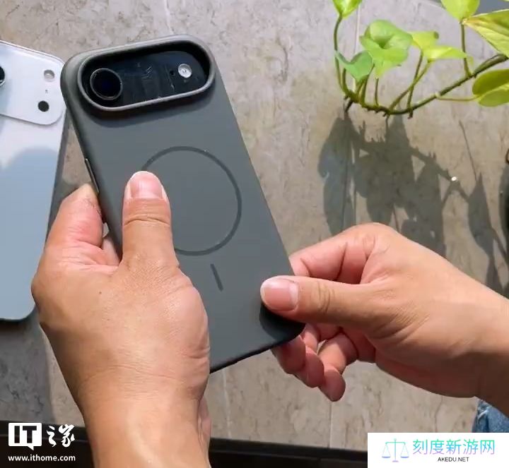 初探苹果最薄 iPhone 17 Air 戴手机壳效果：超薄美感不减